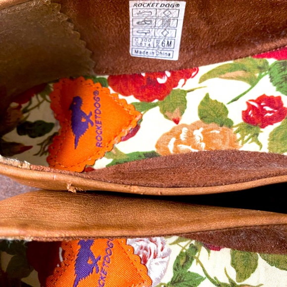 ROCKETDOG Cute flats with bronze hardware and floral print sole. - Picture 3 of 5